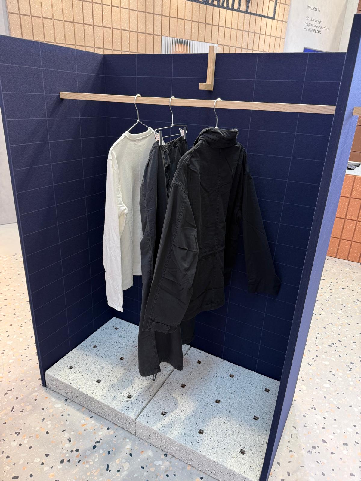 Kleedcabine in retail: vilt als akoestische en visuele wand
