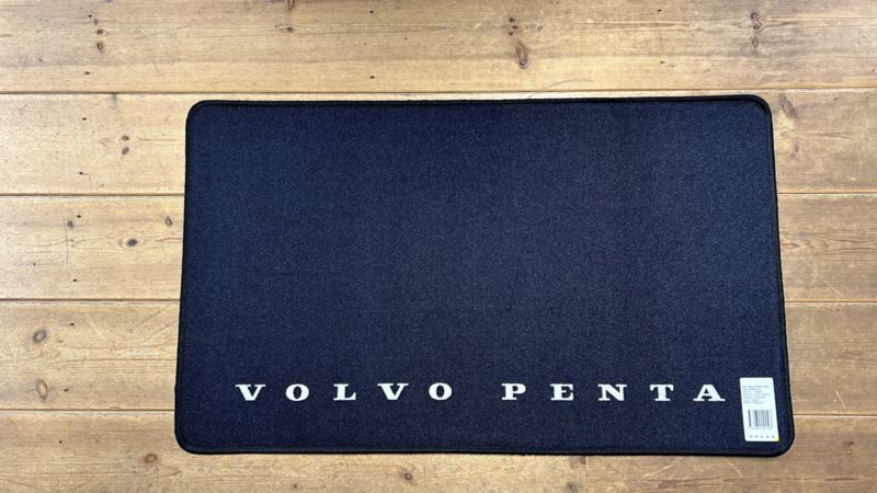 Logomat voor showroom en entree, hier voor een merk in de watersport