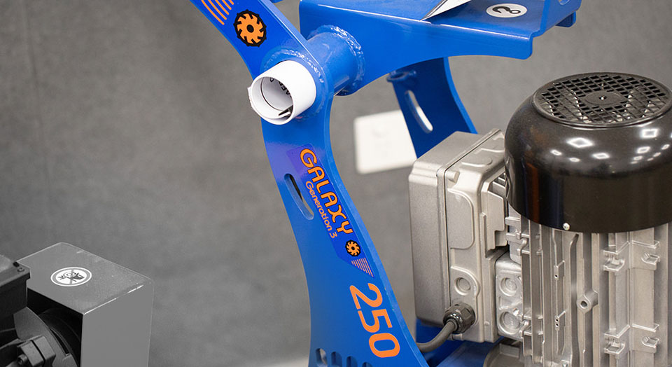 Machinebouw: typeplaat- en branding-decals op gepoedercoat staal