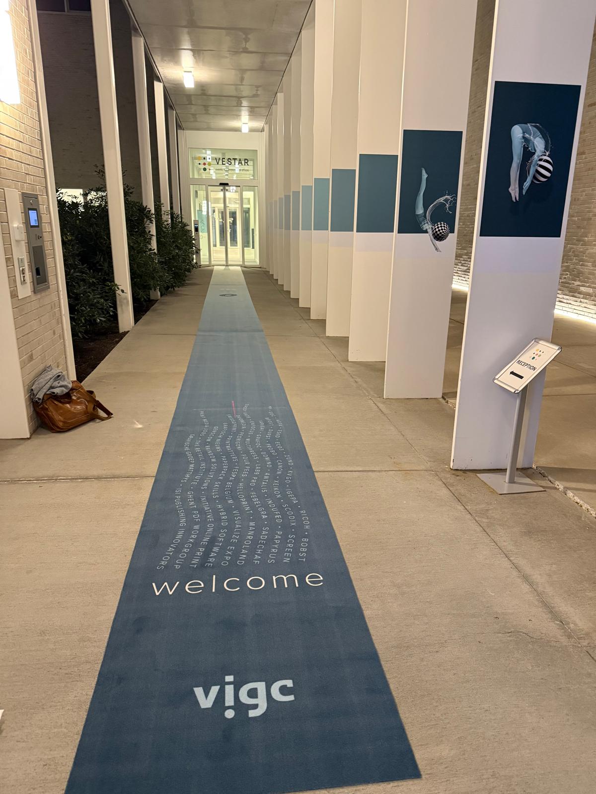 Bedrukte loper met wayfinding en sponsornamen op een beursentree