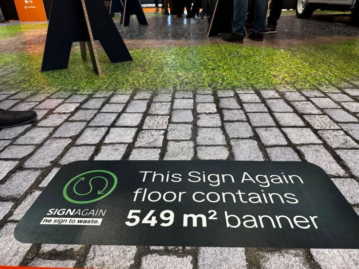 Cross-sell: geprinte Sign Again® vloer (kasseienprint) van gebruikte spandoeken
