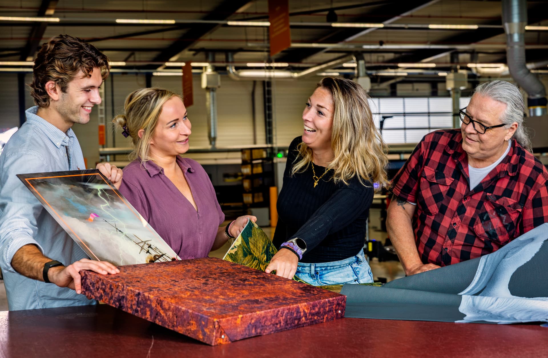 Printprofessionals bekijken samen geprinte materialen in de productiehal van Probo