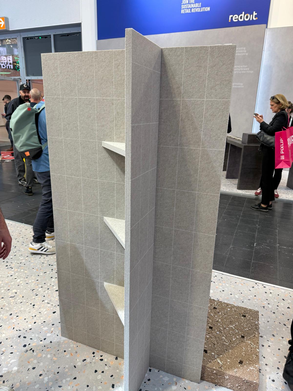 Roomdivider met geprinte rasterlijnen en geïntegreerde schappen